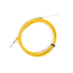 Cable de freno universal para Patinete Eléctrico con funda de color amarillo brillante y núcleo de acero trenzado, vista frontal que resalta su longitud de 230 cm y compatibilidad con diferentes modelos.