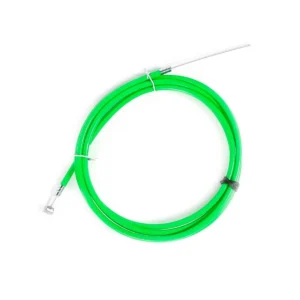 Vista frontal del Cable de Freno Universal para Patinete Eléctrico, con funda verde vibrante de 230 cm, ideal para destacar y asegurar un frenado eficiente.