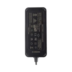 Cargador 36v 2a con conector gx16 para patinete electrico: primer plano de los puntos de fijación.