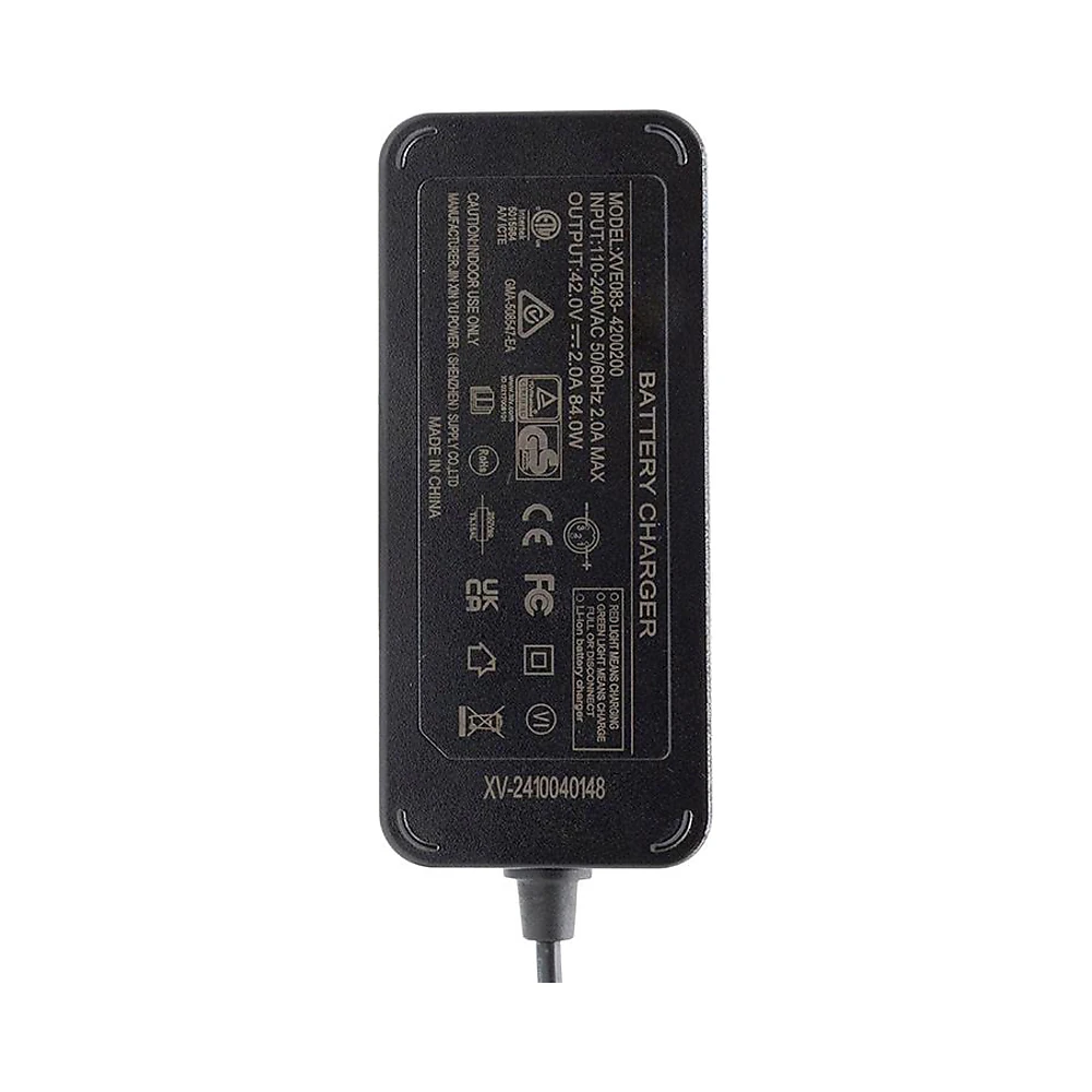 Cargador 36v 2a con conector gx16 para patinete electrico: primer plano de los puntos de fijación.