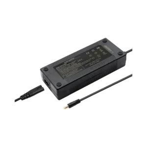 Cargador 48v para patinete electrico con conector dc 5 5x2,5mm: diseñado para un acoplamiento optimizado.