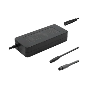 Cargador 63v 2a con conector julet para patinete electrico: ángulo visual demostrando su excelente resistencia.
