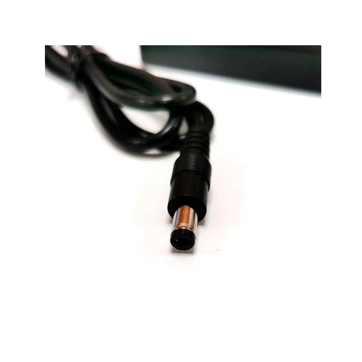 Conector DC 5.5mm del Cargador Patinete Eléctrico 42V 2A, con textura robusta para una conexión segura; ideal para modelos Cecotec.