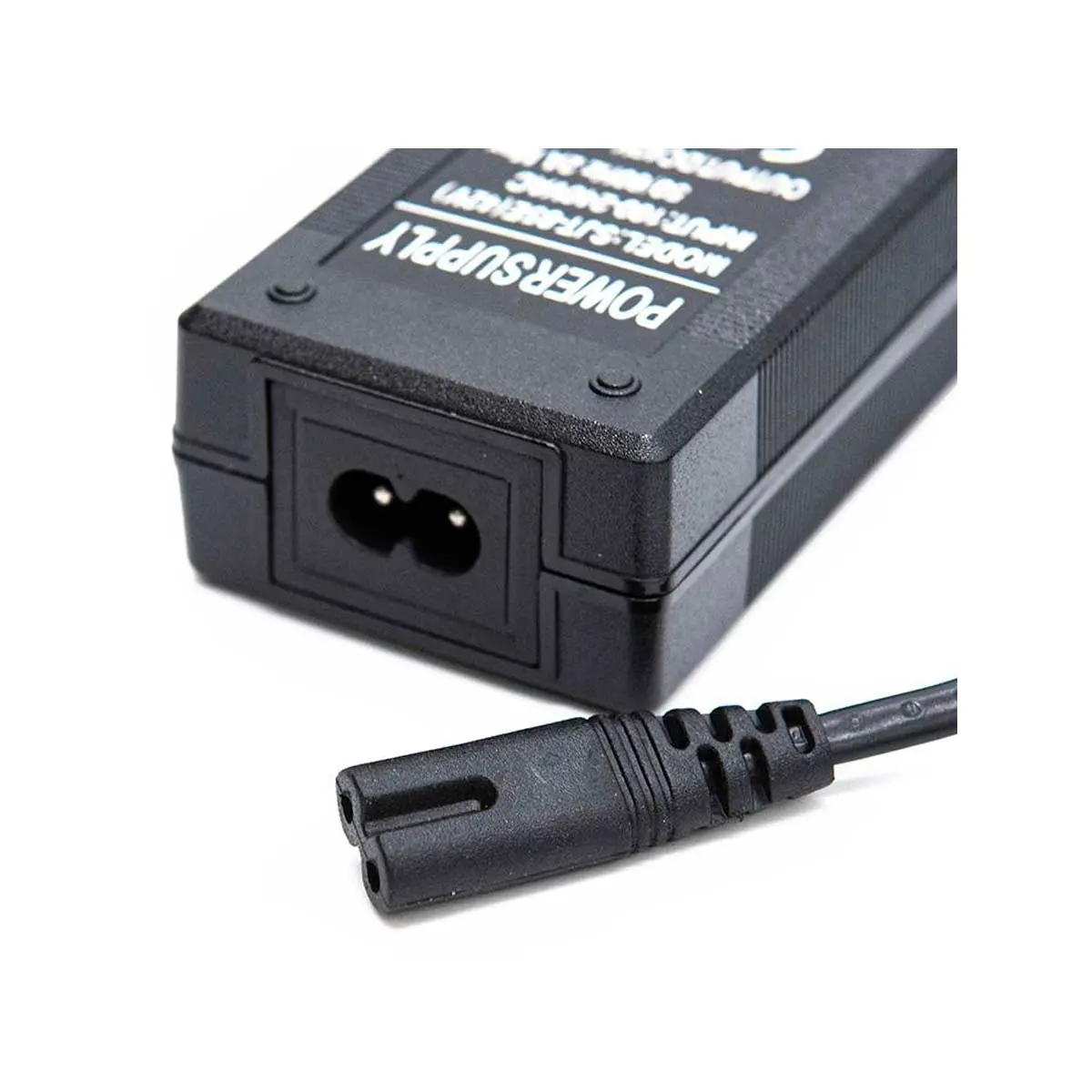 Etiqueta técnica detallada del Cargador Patinete Eléctrico 42V 2A Conector DC 5.5mm, mostrando voltaje de salida 42V y corriente 2A, compatible con Cecotec.