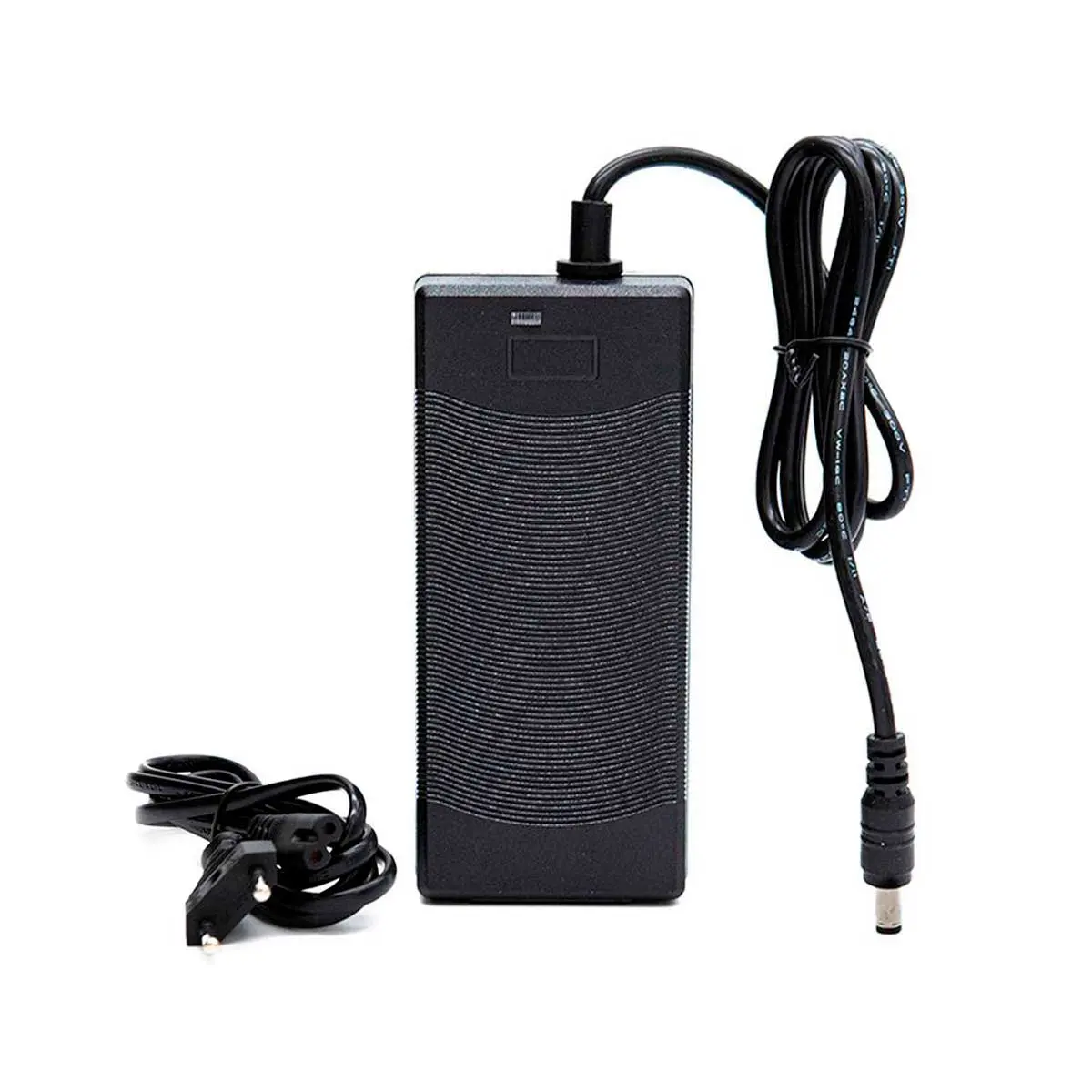 Vista frontal del Cargador Patinete Eléctrico 42V 2A – Conector DC 5.5mm compacto y resistente, con indicador LED de carga segura, ideal para baterías Cecotec.