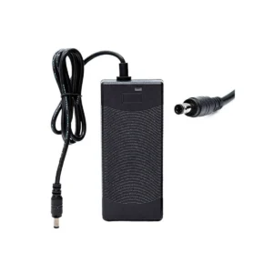 Vista superior del Cargador Patinete Eléctrico 42V 2A con cables de corriente organizados, conector DC 5.5mm resistente, ideal para baterías 36V Cecotec.