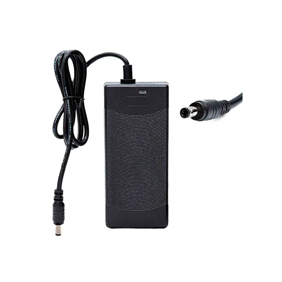 Vista superior del Cargador Patinete Eléctrico 42V 2A con cables de corriente organizados, conector DC 5.5mm resistente, ideal para baterías 36V Cecotec.