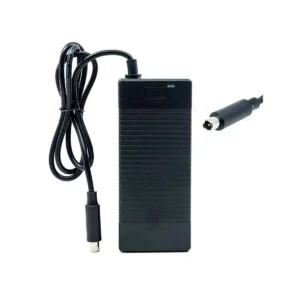 Indicador LED en vista frontal del Cargador Patinete Eléctrico 42V 2A Conector DC 8mm, compacto y seguro, ideal para Xiaomi y Ninebot.