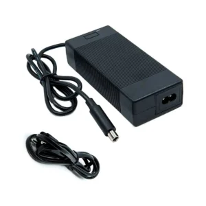Lateral del Cargador Patinete Eléctrico 42V 2A mostrando su diseño estrecho y borde suave para un ajuste seguro, compatible con Xiaomi y Ninebot.