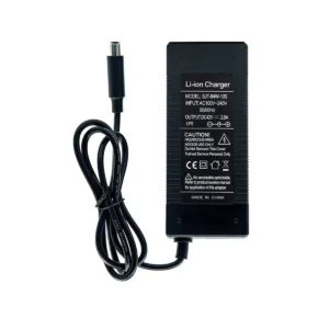 Vista posterior del Cargador Patinete Eléctrico 42V 2A – Pegatina con detalles técnicos de voltaje y amperaje. Compatible con Xiaomi 36V, fácil de usar y mantener.