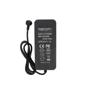 Detalle técnico del Cargador Patinete Eléctrico 42V 2A – Especificaciones en pegatina posterior muestran voltaje de salida 42V y amperaje 2A, seguro y resistente.