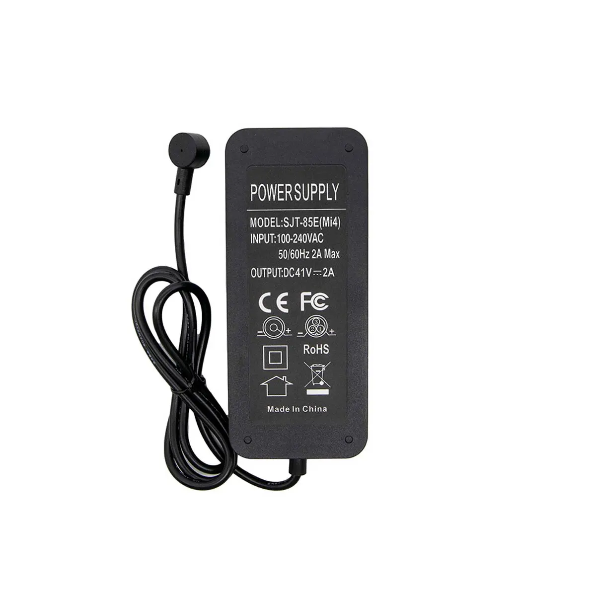 Detalle técnico del Cargador Patinete Eléctrico 42V 2A – Especificaciones en pegatina posterior muestran voltaje de salida 42V y amperaje 2A, seguro y resistente.