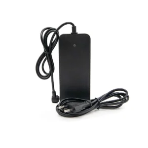 Cargador Patinete Eléctrico 42V 2A Conector Magnético GTC 8mm – Vista perspectiva, destaca conectividad segura y diseño compacto, compatible con Xiaomi Mi 4 Pro.