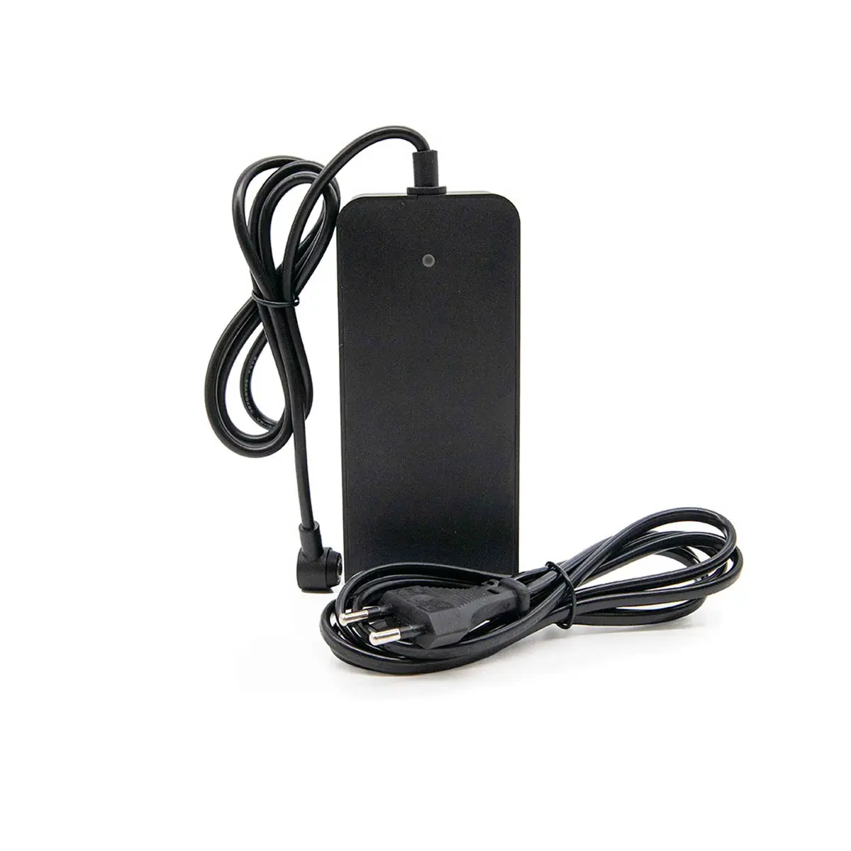 Cargador Patinete Eléctrico 42V 2A Conector Magnético GTC 8mm – Vista perspectiva, destaca conectividad segura y diseño compacto, compatible con Xiaomi Mi 4 Pro.