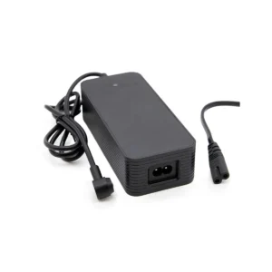 Cables de corriente del Cargador Patinete Eléctrico 42V 2A con conector magnético GTC 8mm, duradero y compatible con Xiaomi Mi 4 Pro, promueven una carga segura.
