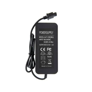 Con enfoque preciso en las especificaciones técnicas, el cargador de patinete eléctrico 53.2V 2A muestra voltaje y amperaje claros, asegurando una carga segura y eficiente para modelos NIU.