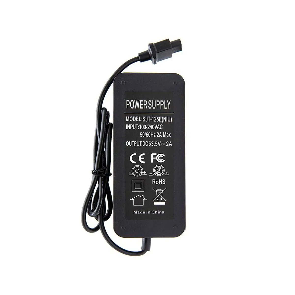 Con enfoque preciso en las especificaciones técnicas, el cargador de patinete eléctrico 53.2V 2A muestra voltaje y amperaje claros, asegurando una carga segura y eficiente para modelos NIU.