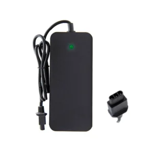 Indicador LED frontal del Cargador Patinete Eléctrico 53.2V 2A, compacto y seguro para NIU KQI 3 y KQI 2 Pro, resaltando carga eficiente y resistencia.