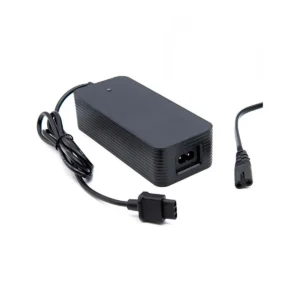 Vista superior del Cargador Patinete Eléctrico 53.2V 2A mostrando cables de corriente robustos y bien organizados, asegurando una conexión eficiente y segura con patinetes NIU KQI 3 y KQI 2 Pro.
