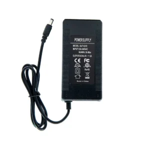 Especificaciones técnicas del Cargador Patinete Eléctrico 54.6V 2A, mostrando voltaje de salida preciso y amperaje estable para una carga segura y duradera.