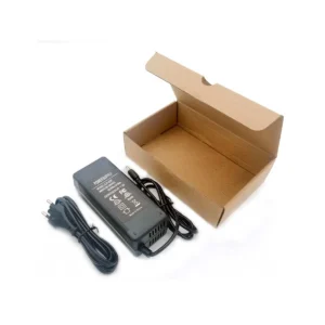 Paquete completo del Cargador Patinete Eléctrico 54.6V 2A con conector DC 5.5mm y caja original; diseñado para carga segura y eficiente en modelos Xiaomi.