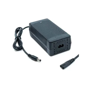 Vista superior del Cargador Patinete Eléctrico 54.6V 2A, mostrando cables de corriente y diseño compacto para una carga segura; compatible con Xiaomi.