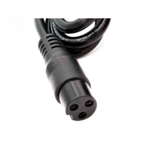 Conector del Cargador Patinete Eléctrico 54.6V 2A visible en detalle; diseño resistente con conector GX16 de 3 pines para baterías de 48V; ajuste preciso para SmartGyro.