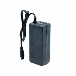 Cargador Patinete Eléctrico 54.6V 2A Conector GX16 3 Pines, vista perspectiva; diseño sofisticado con textura resistente, led indicador, ideal para SmartGyro y Urbanglide.