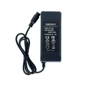 Vista posterior del Cargador Patinete Eléctrico 54.6V 2A con conector GX16 de 3 pines, destaca la pegatina con detalles técnicos precisos y seguros para baterías de 48V.