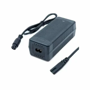 Vista superior del Cargador Patinete Eléctrico 54.6V 2A con conector GX16 de 3 pines, mostrando cables de corriente robustos y diseño eficiente compatible con SmartGyro.