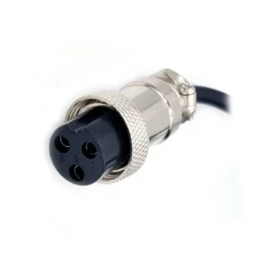 Detalle del conector GX16 del Cargador Patinete Eléctrico 54.6V 2A, compatible con SmartGyro; su textura reforzada garantiza una carga segura y duradera.