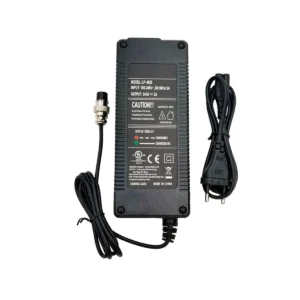 Etiqueta de especificaciones técnicas del Cargador Patinete Eléctrico 54.6V 2A Conector GX16, mostrando voltaje de salida 54.6V y corriente 2A para carga segura.