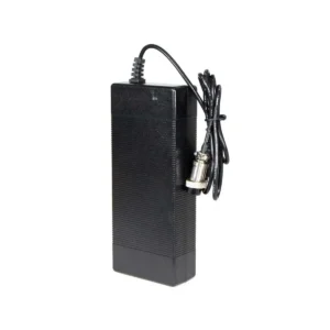 Perspectiva del Cargador Patinete Eléctrico 54.6V 2A – Conector GX16 y LED indicador de carga. Ideal para baterías de 48V, resistente con carga segura, compatible con SmartGyro.
