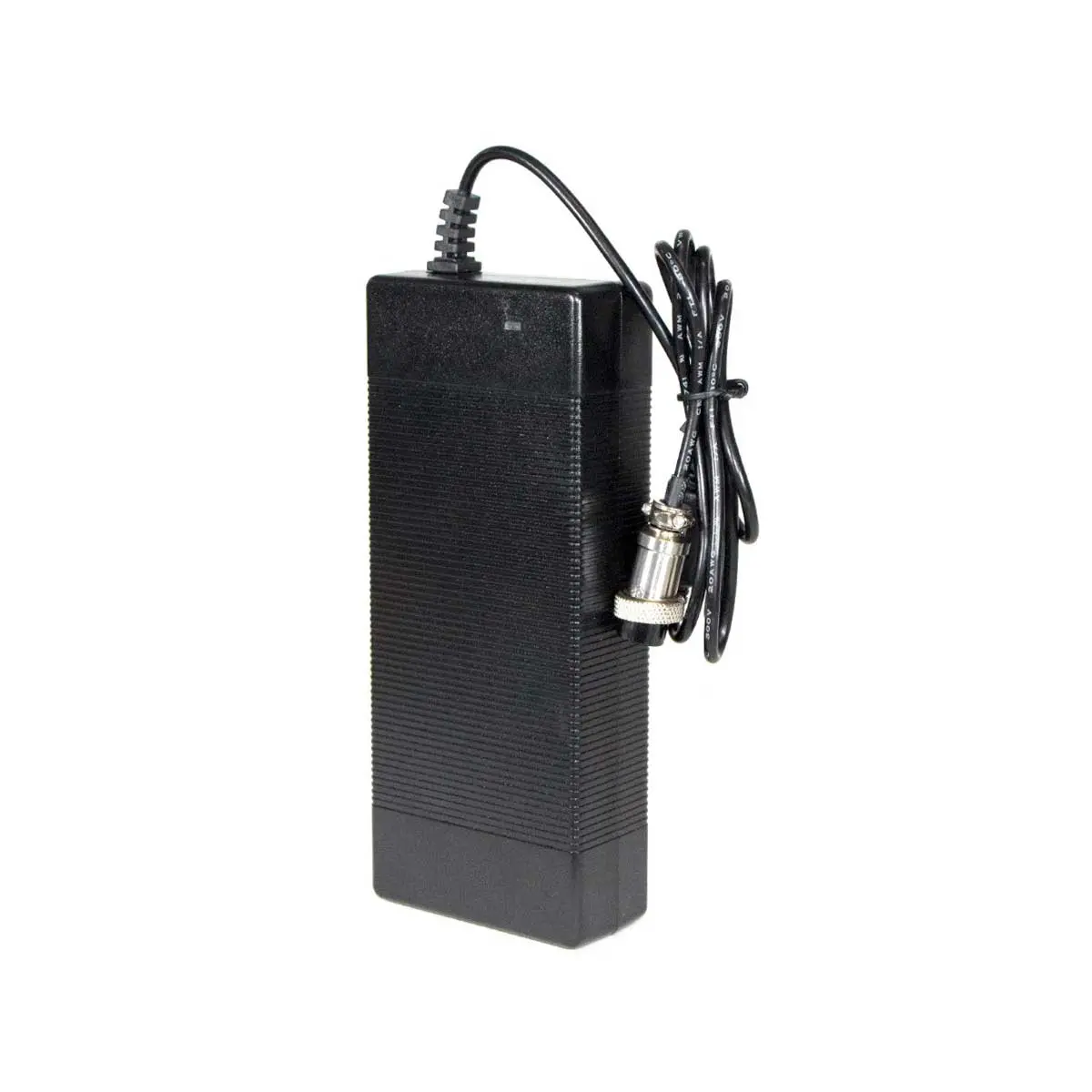 Perspectiva del Cargador Patinete Eléctrico 54.6V 2A – Conector GX16 y LED indicador de carga. Ideal para baterías de 48V, resistente con carga segura, compatible con SmartGyro.
