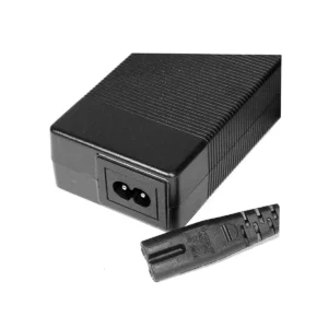 Vista posterior del Cargador Patinete Eléctrico 54.6V 2A Conector GX16, con etiqueta detallando voltaje y amperaje. Compatible con SmartGyro y Urbanglide.