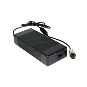 Cables de corriente del Cargador Patinete Eléctrico 54.6V 2A Conector GX16, mostrando conexiones robustas y seguras para carga eficiente de baterías 48V, compatible con SmartGyro y Urbanglide.