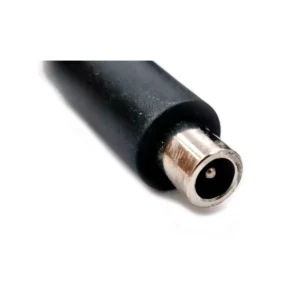Detalle del cargador Premium Patinete Eléctrico 42V 2A – Primer plano del conector DC 8mm mostrando robustez y eficiencia para baterías Xiaomi M365.