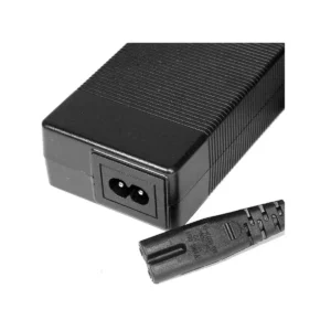 Detalle posterior del Cargador Premium Patinete Eléctrico 42V 2A, con conector DC de 8mm y pegatina técnica que asegura carga segura para Xiaomi y otros modelos.
