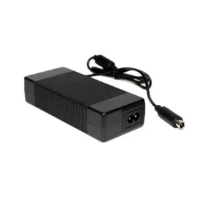Vista superior del Cargador Premium Patinete Eléctrico 42V 2A – Detalle de cables de corriente y conector DC 8mm, optimizando compatibilidad con modelos Xiaomi.