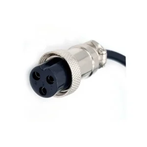Detalle del conector GX16 de 3 pines del Cargador Premium Patinete Eléctrico 67.2V 2A, diseñado para conexiones seguras y sencillas a baterías de 60V.