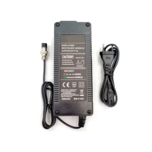 Etiqueta técnica del Cargador Premium Patinete Eléctrico 67.2V 2A – Voltaje de salida y amperaje claramente indicados, garantizando carga segura para baterías de 60V.
