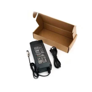 Pack completo del Cargador Premium Patinete Eléctrico 67.2V 2A, con robusto conector GX16 de 3 pines, indicador LED y cables, optimiza carga segura y eficiente.
