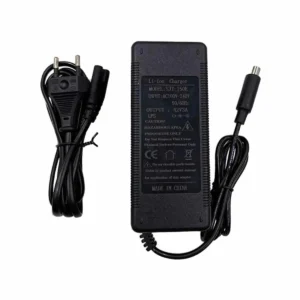 Vista frontal del Cargador Rápido Patinete Eléctrico 42V 3A, con indicador LED brillante y diseño compacto, ideal para patinetes Xiaomi; carga segura y eficaz.