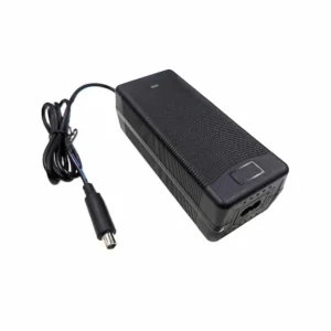 Detalle del Cargador Rápido Patinete Eléctrico 42V 3A: vista perspectiva destaca conector DC 8mm y diseño compacto, ideal para baterías de 36V Xiaomi.