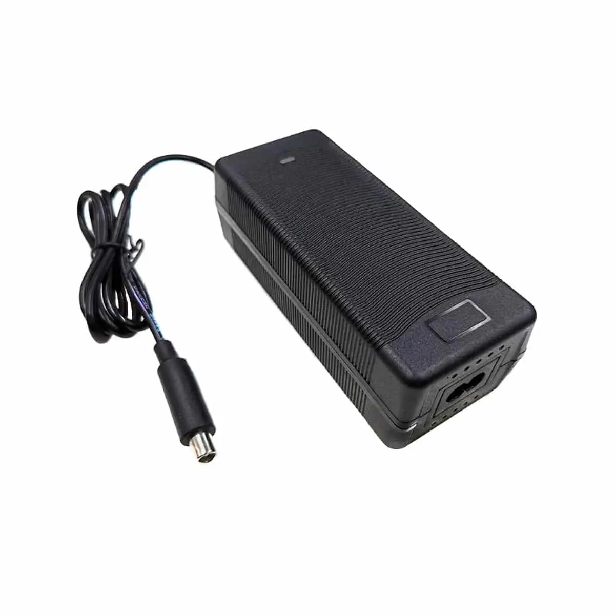 Detalle del Cargador Rápido Patinete Eléctrico 42V 3A: vista perspectiva destaca conector DC 8mm y diseño compacto, ideal para baterías de 36V Xiaomi.