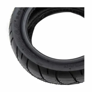 Medidas técnicas del neumático 100/55-6.5 tubeless reforzado para patinete eléctrico, detalle visible.