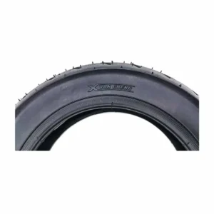 OMMVISHOP muestra detalle de la marca Xuancheng grabada en el flanco del neumático 10x2.125-6 urbano para patinete eléctrico.