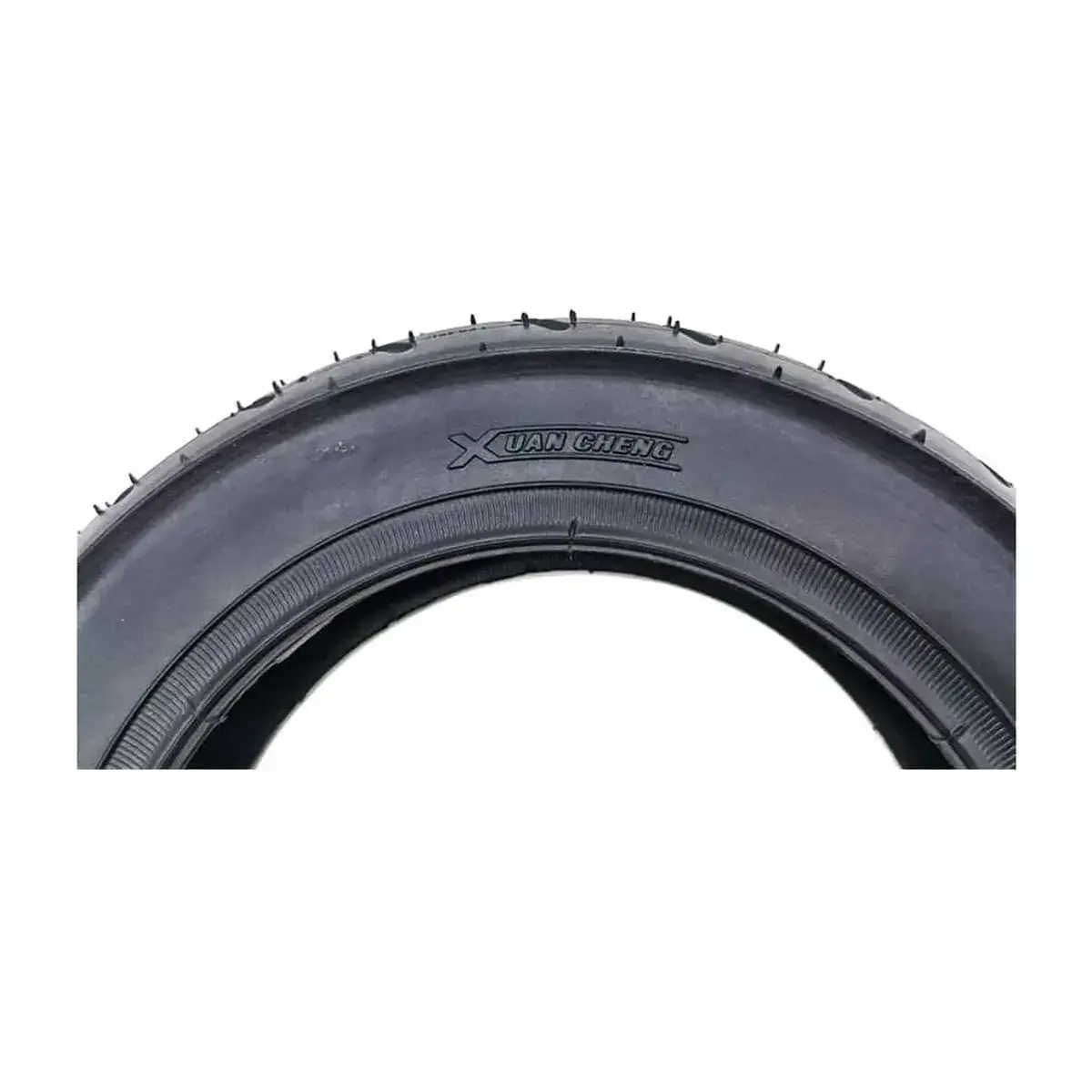 OMMVISHOP muestra detalle de la marca Xuancheng grabada en el flanco del neumático 10x2.125-6 urbano para patinete eléctrico.