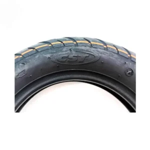 Muestra detalle de la marca CST grabada en el neumático 10x2.25-6 reforzado para patinete eléctrico.
