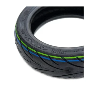 OMMVISHOP presenta neumático CST 10x2.3-6.5 Cityroad tubeless para patinete eléctrico, detalle de marca grabada en caucho.